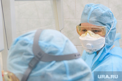 Исследование анализов на коронавирус в лаборатории ЕКДЦ. Екатеринбург, очки, защитный костюм, противогаз, респиратор, респираторная маска, защита органов дыхания, противочумный костюм, защита глаз