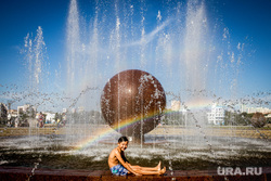 Виды города. Екатеринбург, радуга, жара, лето, солнце, мальчик, фонтан, октябрьская площадь