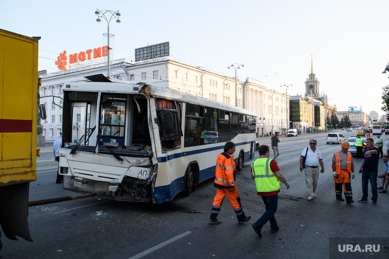 ДТП с автобусом на Плотинке. Екатеринбург