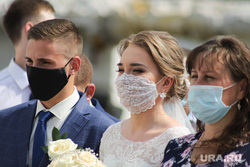 Бракосочетание в день семьи, любви и верности во время коронавируса. Курган, свадьба, жених и невеста, медицинская маска, бракосочетание, масочный режим