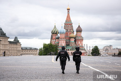 Москва во время объявленного режима самоизоляции. Москва, полицейские, кремль, красная площадь, собор василия блаженного, покровский собор, москва