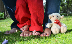 Открытая лицензия от 09.09.2016. Семья, детские ноги, детская игрушка