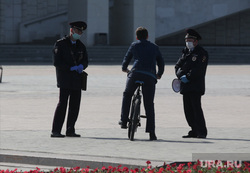Город в период самоизоляции 27 мая 2020. Пермь, велосипедист, полицейский в маске
