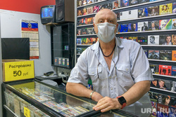 Масочный режим в торговых центрах. Челябинск, продавец, никитинские ряды, компакт диски