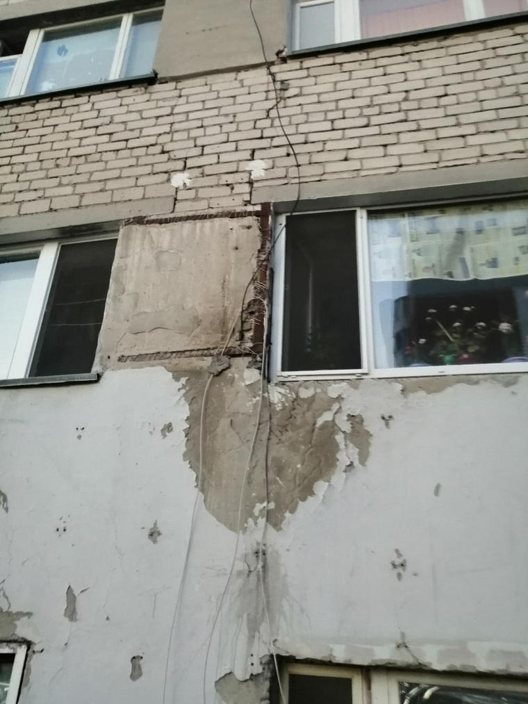 Местные жители испугались, что по стене дома пошла трещина