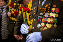 Акция "Бессмертный полк" в Екатеринбурге, гвоздики, ветеран, медали, бессмертный полк, день победы, ордена и награды