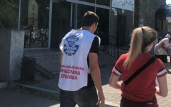 Рядом с зоопарком были волонтеры из штаба Вячеслава Ершова