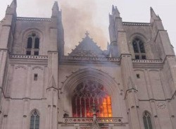 Сообщается, что из-за пожара сгорел старинный орган