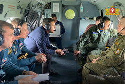Вертолет доставил губернатора и главу МЧС в Нижние Серги