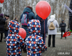 Митинг против закрытия железной дороги. Пермь, воздушные шарики, близнецы, дети