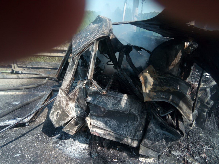 Водитель ВАЗа и его 17-летний пассажир сгорели в своей машине