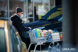 Люди закупают продукты в гипермаркетах во время пандемии коронавируса. Екатеринбург, корзина, продукты, тележка, гипермаркет, магазин, супермаркет, коронавирус