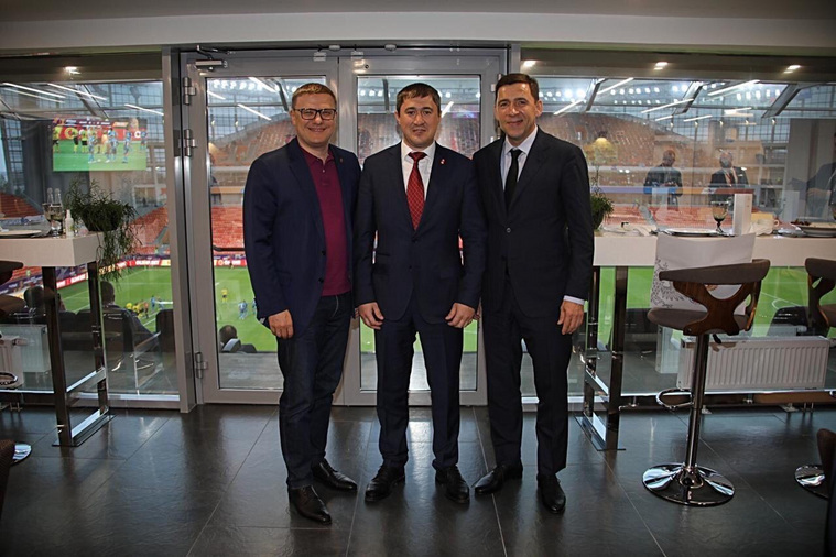 Алексей Текслер (слева), Дмитрий Махонин (в центре) и Евгений Куйвашев на финале Кубка России по футболу