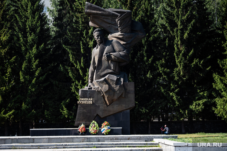 Возложение цветов к памятнику Николая Кузнецова. Екатеринбург