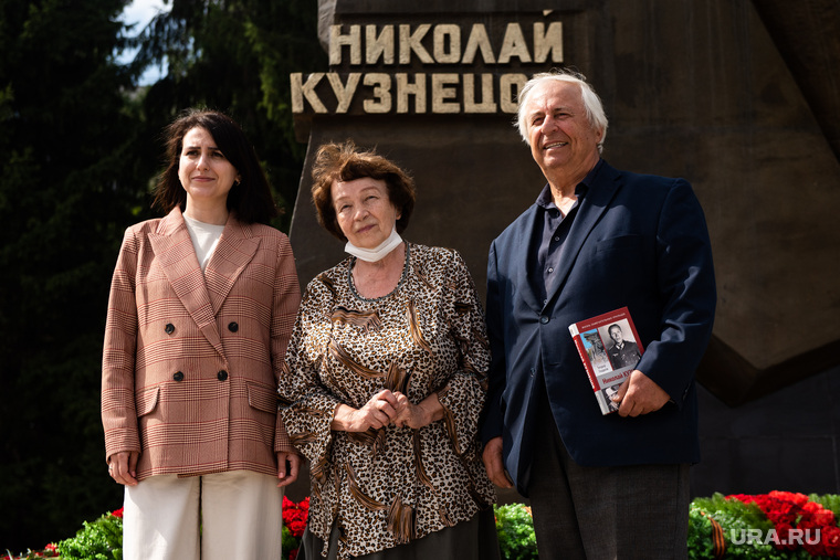 Возложение цветов к памятнику Николая Кузнецова. Екатеринбург