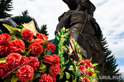 Возложение цветов к памятнику Николая Кузнецова. Екатеринбург, памятник николаю кузнецову