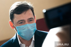 Голосование по внесению поправок в Конституцию РФ в гимназии №104. Екатеринбург, куйвашев евгений, медицинская маска, защитная маска, маска на лицо