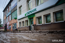 В затопленных Нижних Сергах поставили мобильные офисы Сбербанка
