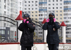 Православная Пасха на территории Храма Святого великомученика Георгия Победоносца. Сургут, полиция, коронавирус, сиз, полицейские в масках