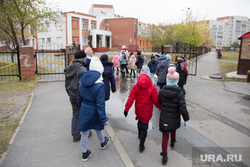 Клипарт. Курган, дети, школьники, дорога в школу