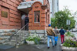 Обливание Игоря Торощина возле генконсульства США и Украины. Екатеринбург, посольство украины