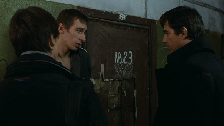 Герои фильма «Брат-2» на фоне двери, справа — исполнитель главной роли Сергей Бодров