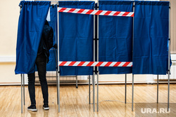 Подсчёт бюллетеней голосования по поправкам к Конституции на избирательном участке №1242. Екатеринбург, топ, голосование, бюллетень, кабинка для голосования, поправки в конституцию, общероссийское голосование, голосование по поправкам в конституцию