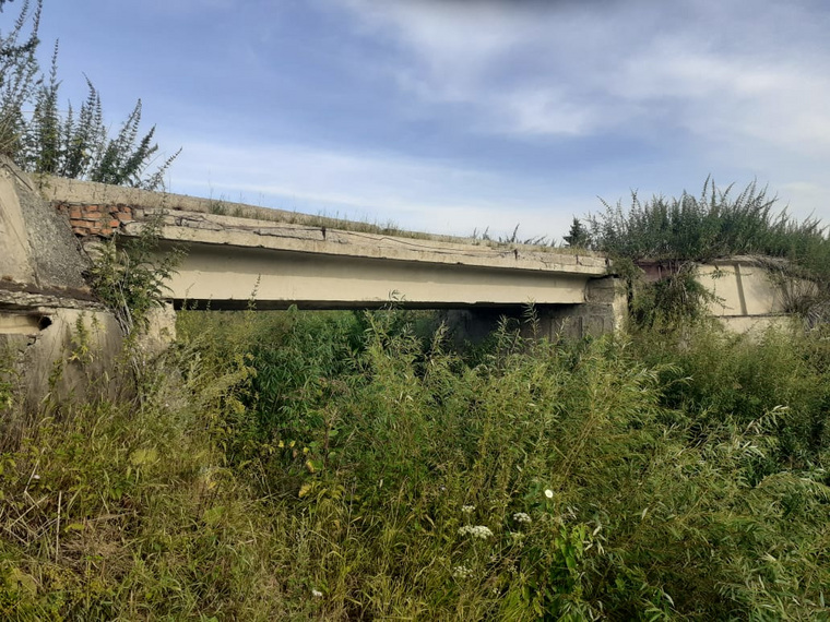 Жители временно пользуются другим мостом, признанным аварийным в 2008 году