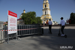 Город в период самоизоляции 27 мая 2020. Пермь, набережная закрыта пермь, дети на самокатах