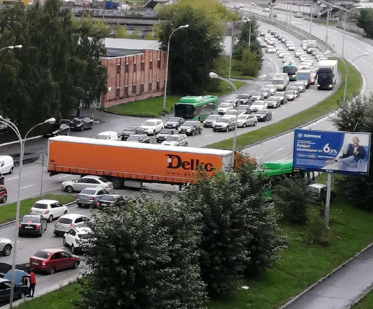Водители пытаются объехать пробку по газону