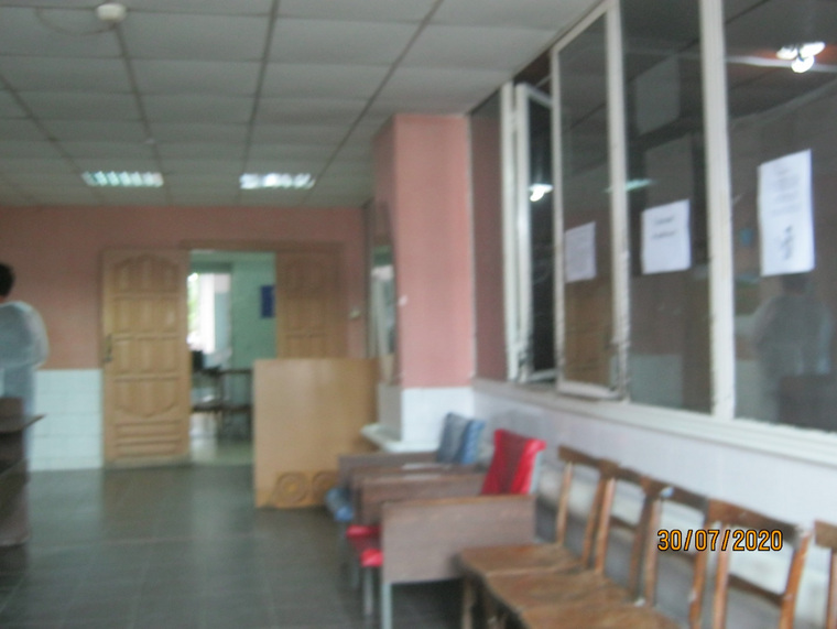 Коридор и раздевалка справа, прямо через коридор — дверь-окно в регистратуру.