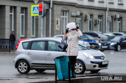 Пустой город. Обстановка в городе во время эпидемии коронавируса.. Челябинск, погода, эпидемия, непогода, пакет на голове, дождь, пустой город