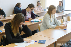 Студенты УрФУ в экзаменационный период. Екатеринбург, учебный класс, университет, вуз, экзамен, учеба, высшее образование, высшее учебное заведение, студенты