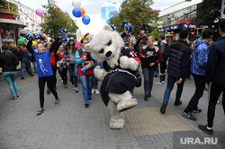 День города Челябинск, улица кировка, трактор, ростовые куклы