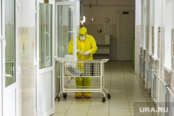 Госпитальная база по лечению коронавирусной инфекции. Магнитогорск, коридор больницы, защитные очки, защитная маска, защитная одежда, больница, коронавирус, covid, ковид, противочумной костюм