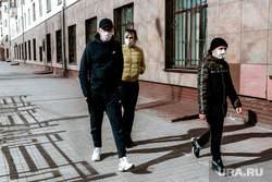 Карантин в Тюмени. Тюмень, маска, прохожие, люди в масках, весна