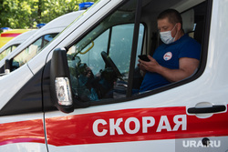 Передача автомобилей Скорой медицинской помощи бригадам медиков. Екатеринбург, неотложка, красный крест, медицина, здравоохранение, медицинская маска, медицинская помощь, защитная маска, неотложная помощь, маска на лицо, машина скорой помощи, коронавирус, covid, скорая помощь