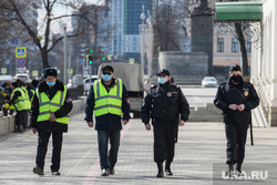 Пятнадцатый день вынужденных выходных из-за ситуации с CoVID-19. Екатеринбург, полиция, масочный режим, полицейский в маске