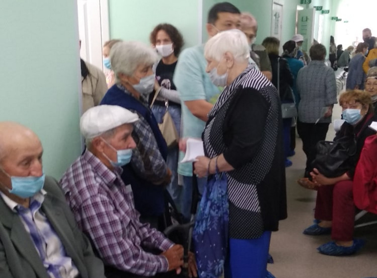 Курганцы толпятся в очереди на сдачу анализов крови