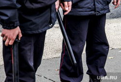 Несанкционированная акция против изменения пенсионного законодательства в Перми, полицейские, полиция, дубинки, полицейский
