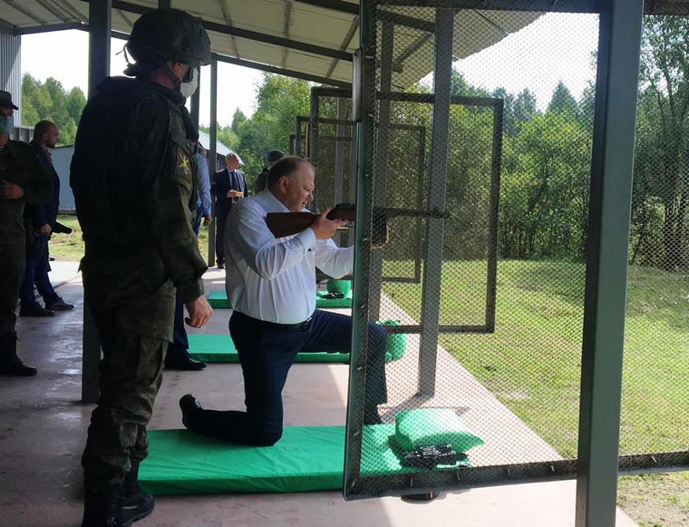 После торжественной церемонии открытия политики отправились на стрельбище, первым из легендарного оружия Великой Отечественной войны — автомата ППШ (пистолет-пулемет Шпагина) — стрелял полномочный представитель президента РФ в УрФО Николай Цуканов