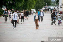 Екатеринбург во время пандемии коронавируса , эпидемия, люди в масках, екатеринбург , плотинка