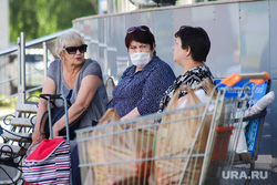 Виды города. Курган, покупатели, корзина с продуктами, продуктовая корзина, медицинская маска, женщины, пенсионный возраст, масочный режим, пакеты с продуктами