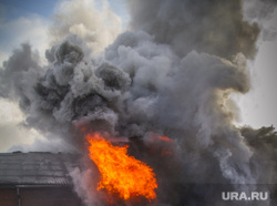 Пожар на улице Карьерной, 30. Екатеринбург, дым, пожар, огонь, горящее здание, тушение пожара