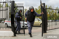Тренировка сотрудников Росгвардии на территории гимназии. Челябинск, росгвардия, вневедомственная охрана