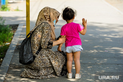 Женщина с ребенком, мусульманка. Челябинск, ребенок, мама, семья, мать, девочка, женщина, мусульманка, дитя, фенди