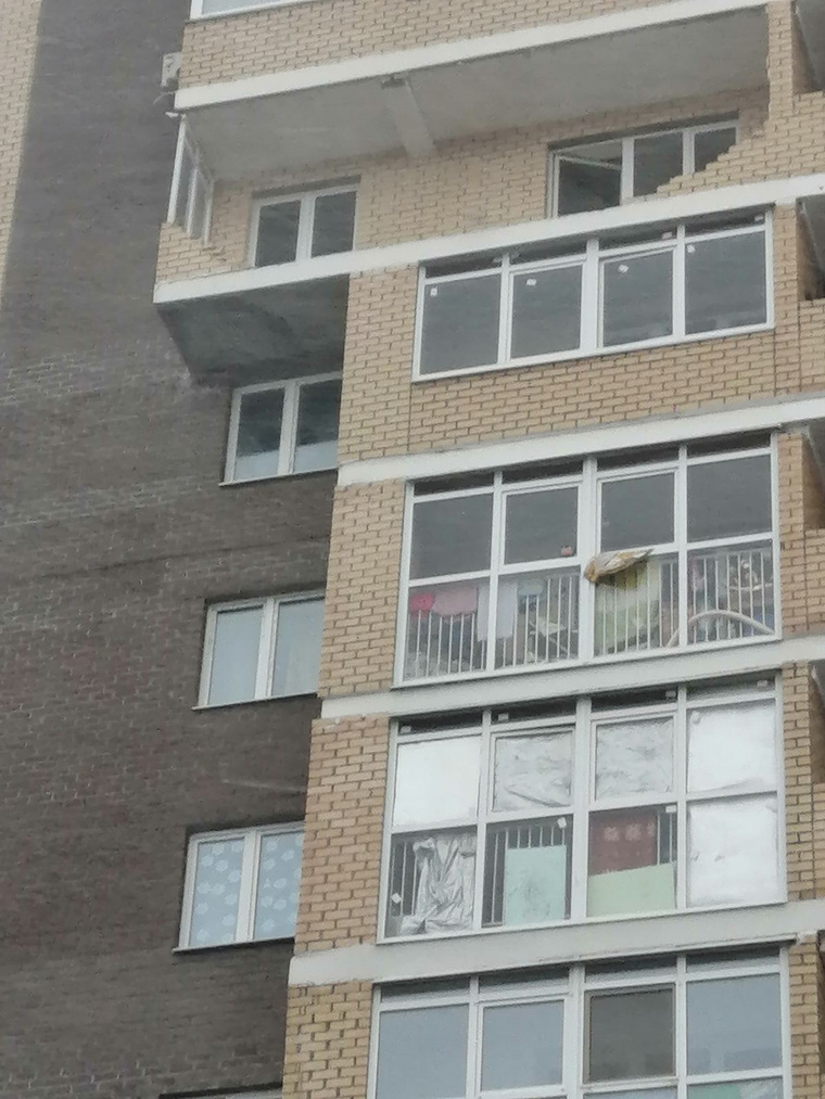 Балкон обрушился в одной из многоэтажек в районе Лесобазы