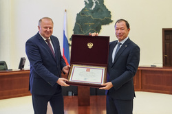Коммерческий директор УГМК получил Почетную грамоту президента из рук полпреда Николая Цуканова