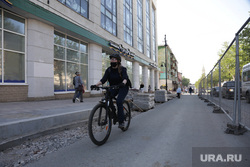 Город в период самоизоляции 27 мая 2020. Пермь, велосипедист, ремонт компроса