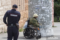 Клипарт. Магнитогорск, инвалид, милостыня, попрошайка, инвалидная коляска, город, полицейский